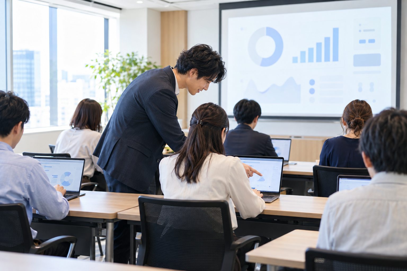 研修室でAIを学ぶ受講者