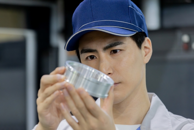 男性が細かく、製造した製品をチェックしている様子